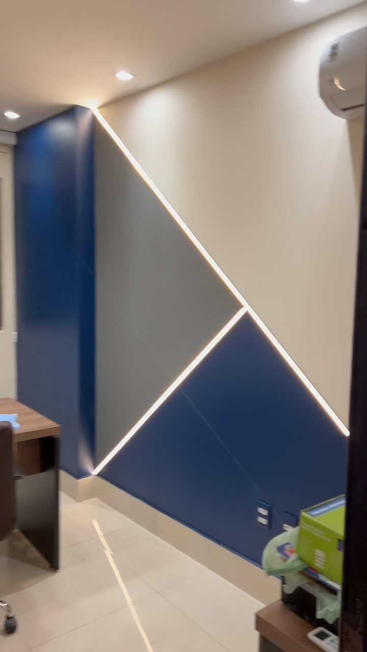 Parede geométrica azul — escritório