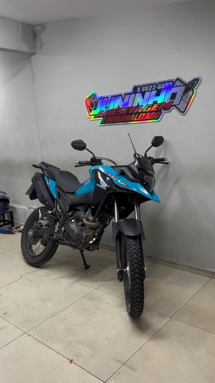Honda Sahara 300 — Vista frontal azul