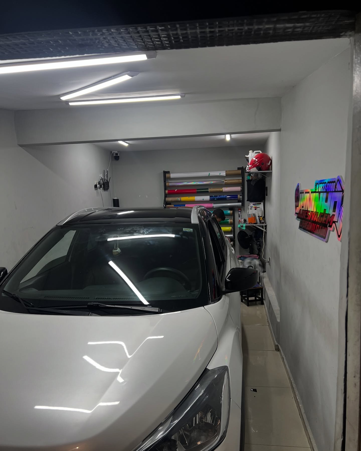 Sedan prata — Envelopamento em oficina