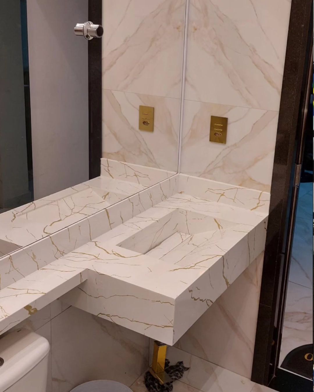 Bancada de banheiro — Envelopamento mármore dourado