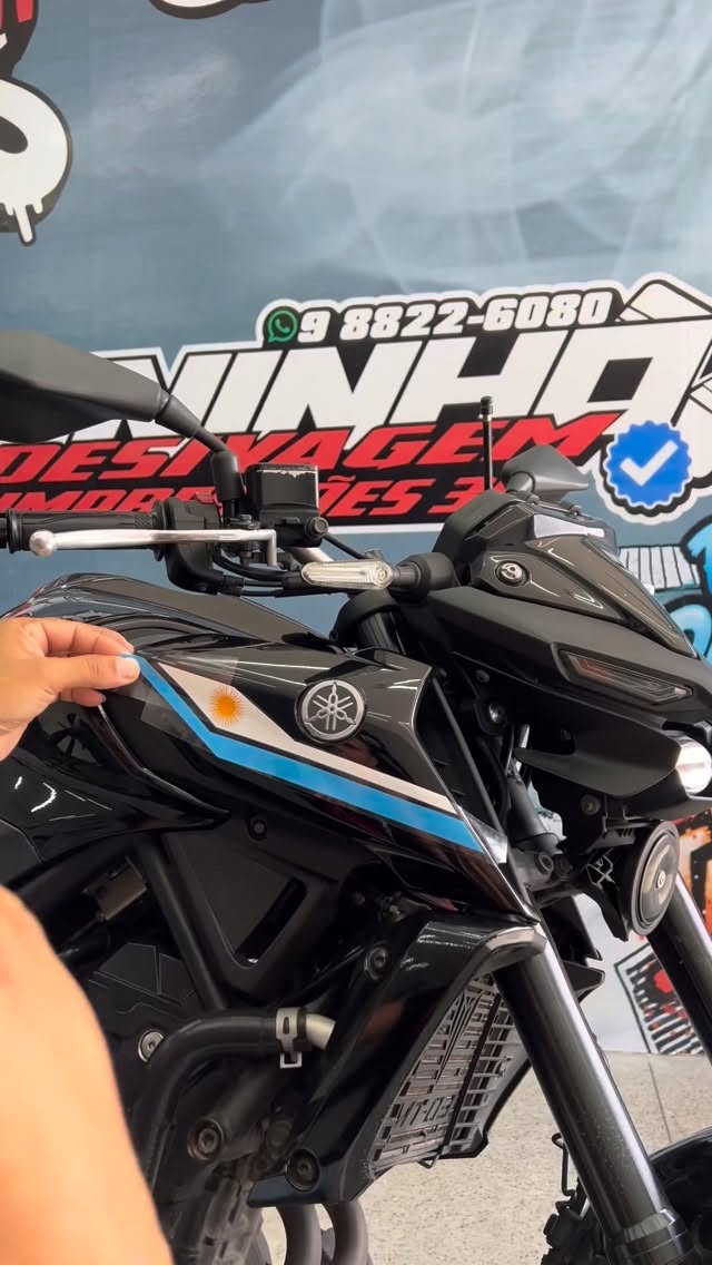 Yamaha — Detalhe tanque azul e prata