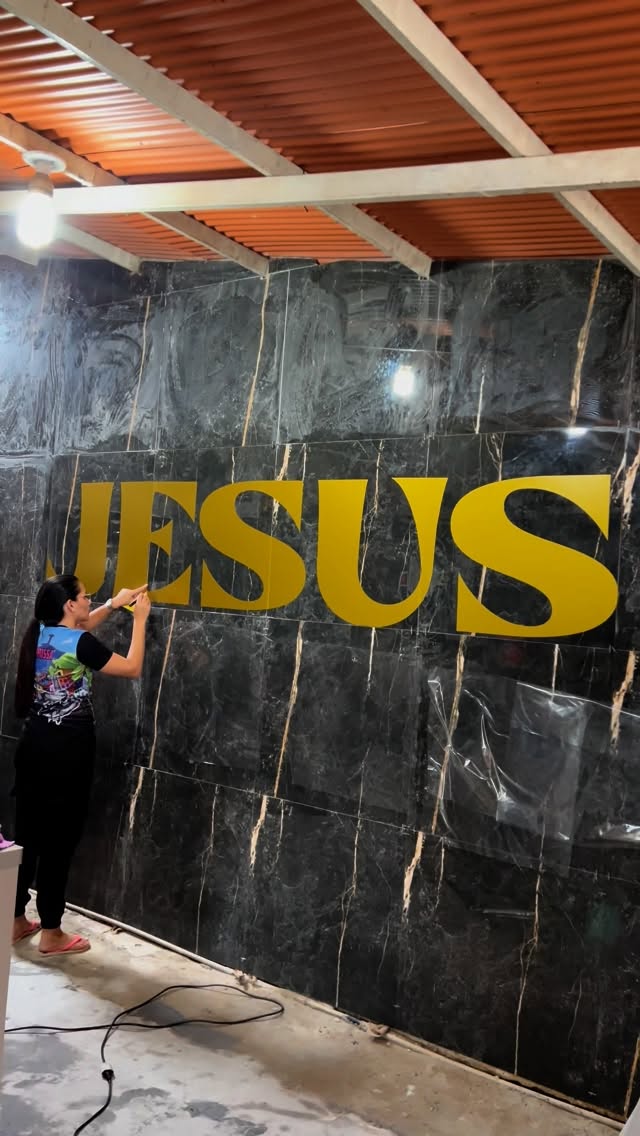 Painel JESUS — mármore preto